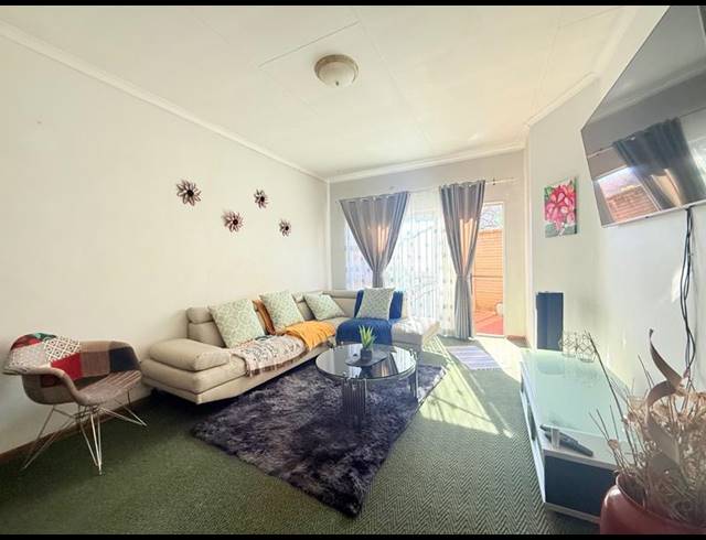 2 BEDROOM TOWNHOUSE FOR SALE IN VANDERBIJLPARK CW 6